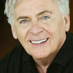 Daniel Davis 飾演 Doctor