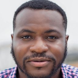 Demi Banwo 飾演 
