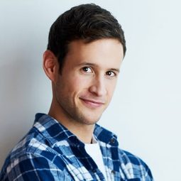 Kyle Buchanan 飾演 Frank