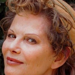 Maïté Nahyr 飾演 Mademoiselle O