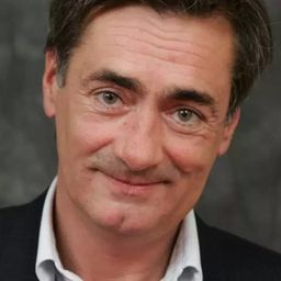 Artus de Penguern 飾演 Naschich