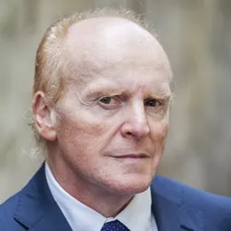 Alberto Cracco 飾演 Preside Baccelli