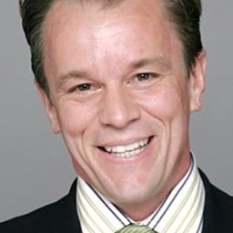 Leif Riddell - 貼身恐懼演員 飾演First Cop