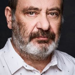 Manel Dueso 飾演 Professor