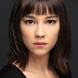 Türkü Turan 飾演 Neptün