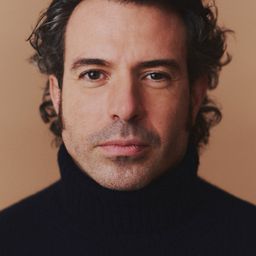 湯姆·庫倫 飾演 Frank