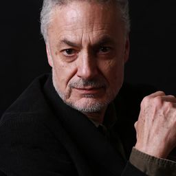 阿圖羅·里奧斯 飾演 Ernesto De La Mora