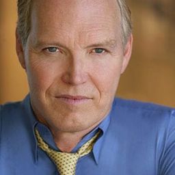 Patrick Reynolds 飾演 Mandroid