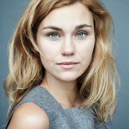 Margot Luciarte 飾演 louise