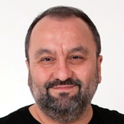 艾爾登·巴斯 飾演 Yetkili Radyolog