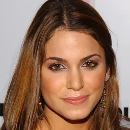 妮齊·蕾德 飾演 Rosalie Hale