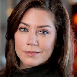 Jennie Silfverhjelm - 裸命性醜聞演員 飾演Sylvia