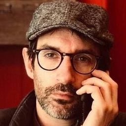 Benoît Herlin 飾演 Stagehand