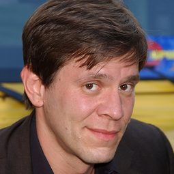 卡洛斯·約克特 飾演 Grappa