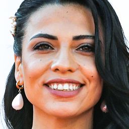 Rana Asgarova - 霧中不知身是客演員 飾演Bride