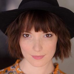 Mary O'Neil 飾演 Rhea