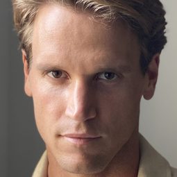 Trevor Van Uden - 宿劫演員 飾演Officer #2