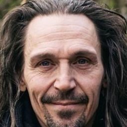 Tarmo Sakari Hietala - 瓊森幫：完美盜竊演員 飾演Finsk vakt