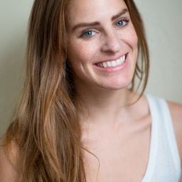 Clara Aranovich 飾演 Newscaster