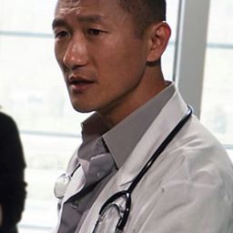 Yoon C. Joyce 飾演 Jun-Ha