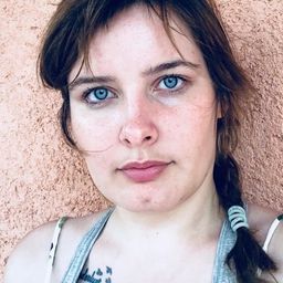 弗羅拉·克羅斯 飾演 Ingrid