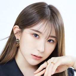 小羽毛 飾演 Herself