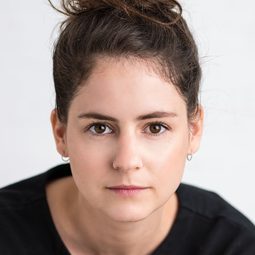 Sarah Laurendeau - 變裝妖舞演員 飾演Assistante #1 Claire