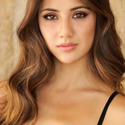 Lauren Rhoden 飾演 Van