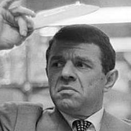 Serge Davri 飾演 Plyne