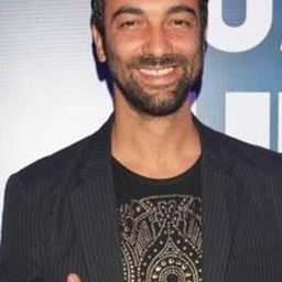 Áxel Ricco 飾演 Carlos