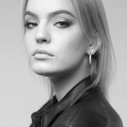 達莎・納瓦納雅 飾演 Self