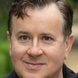 傑瑞米·史威夫特 飾演 Self