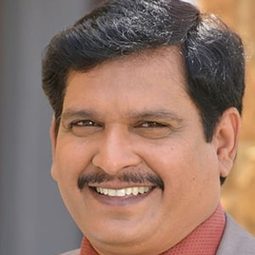Sivannarayana Naripeddi 飾演 College Dean