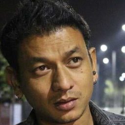 Krishna Singh Bisht 飾演 Pokhriyal