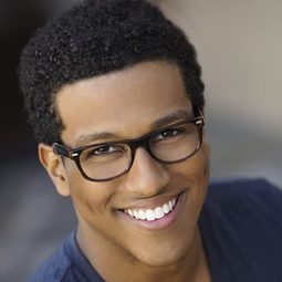 Steven Daniel Brun 飾演 Suit #2