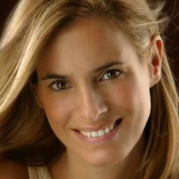 Eva Mariol 飾演 Herself - Former 'Regaliz' Member