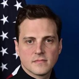 Daniel Hodges 飾演 Self - D.C. Metropolitan Police