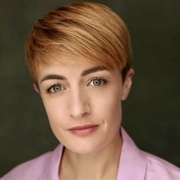 漢娜·查莫斯 - The Watchman演員 飾演Female Police Op