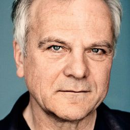 Bernhard Schütz 飾演 Father