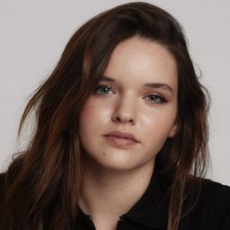 Zoe Arnao 飾演 Irene