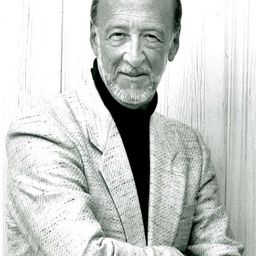 Danny Wells 飾演 Mr. Sampson