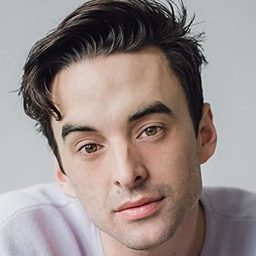 Nathan Kay 飾演 Connor