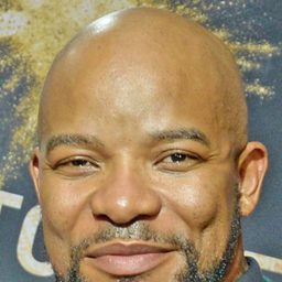 Hlomla Dandala 飾演 Kyle Brown