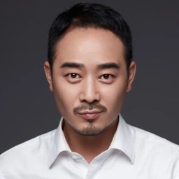 陳霖生 飾演 Adam