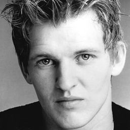 Brendan Mackey 飾演 Joe Simpson