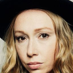 Heidi Juliana Gauriloff 飾演 Je'vida as an adult