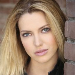 Lindsay Taylor 飾演 Chloe