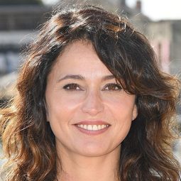 安娜·夏瑞耶 飾演 Sarah