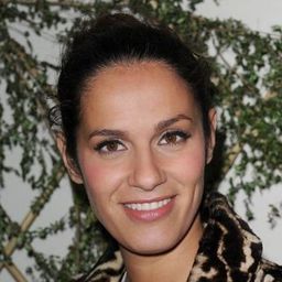 Elisa Tovati 飾演 Mounette