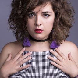 Danae Reynaud 飾演 Chica del Piano